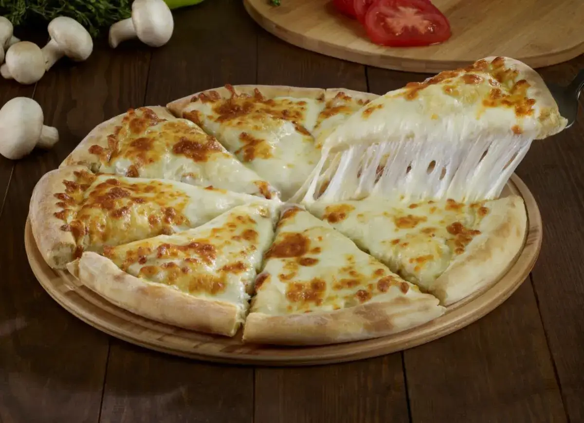 Gorąca pizza z ciągnącą się, rozpływającą serową górą. Idealna mozzarella do pizzy, która tworzy apetyczne niteczki.