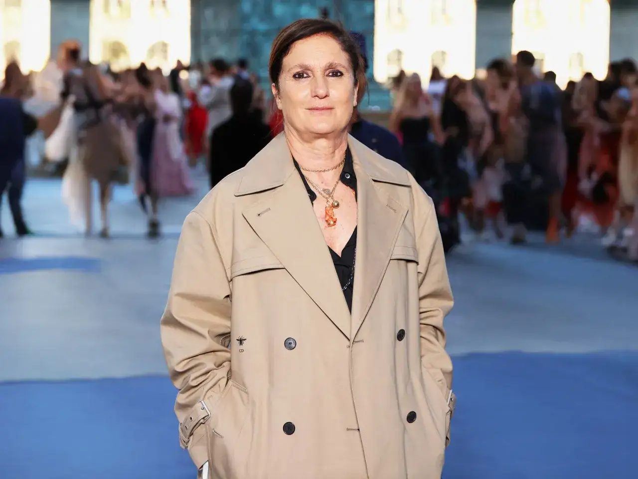 Maria Grazia Chiuri, directora creativa de Dior, posa con un elegante trench beige.