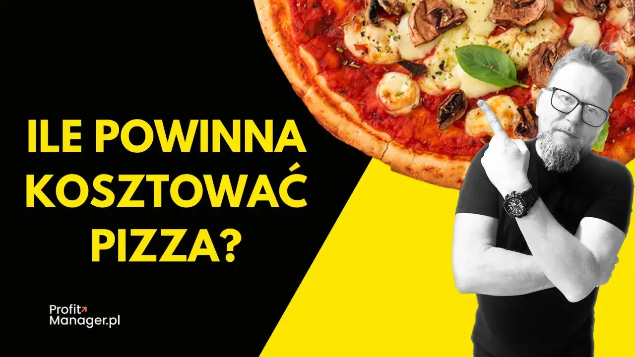Mężczyzna w okularach wskazuje na pizzę z grzybami i mozzarellą.
