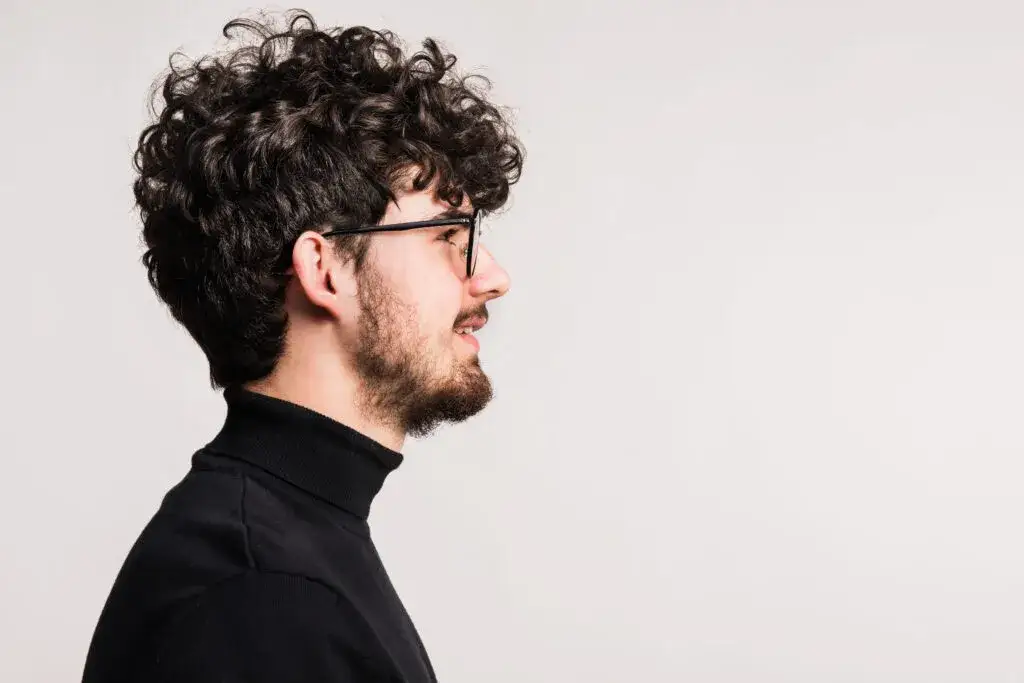 Jak zrobić loki na krótkich włosach męskich? Przewodnik krok po kroku