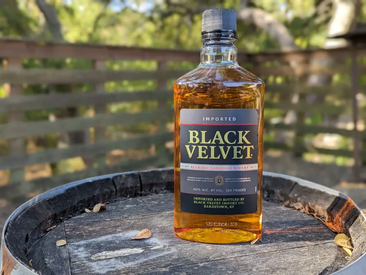 Butelka Black Velvet, kanadyjskiej whisky leżakującej w dębowych beczkach. Co to znaczy black velvet? To gładkość i bogactwo smaku.