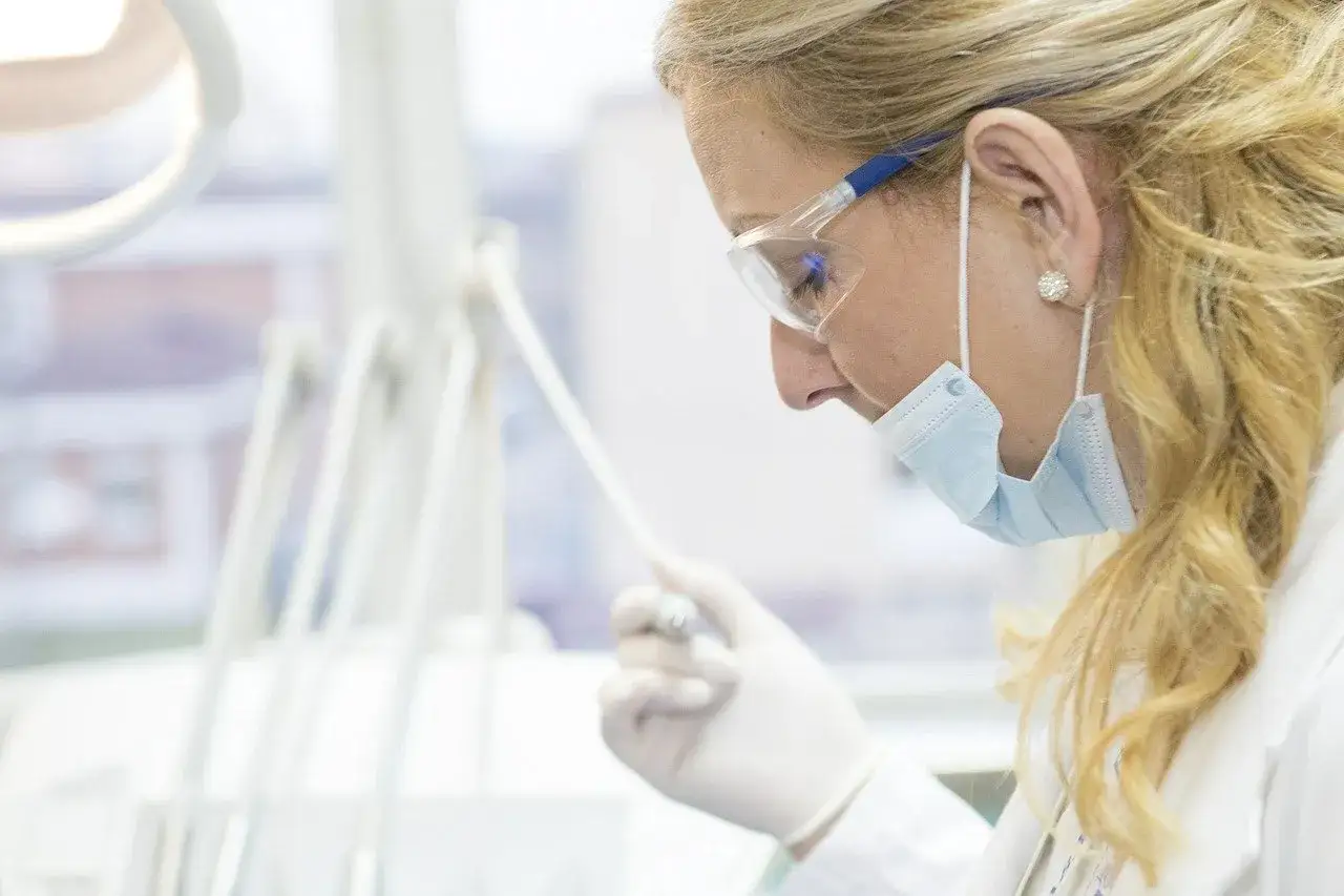 Co można zrobić u dentysty na nfz? Odkryj darmowe usługi stomatologiczne