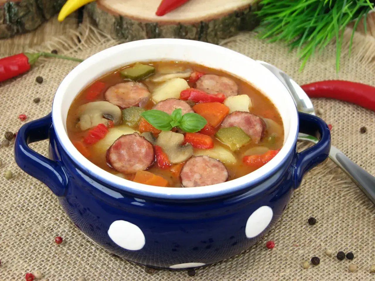 Zupa węgierska z kiełbasą: Prosty przepis na rozgrzewający klasyk