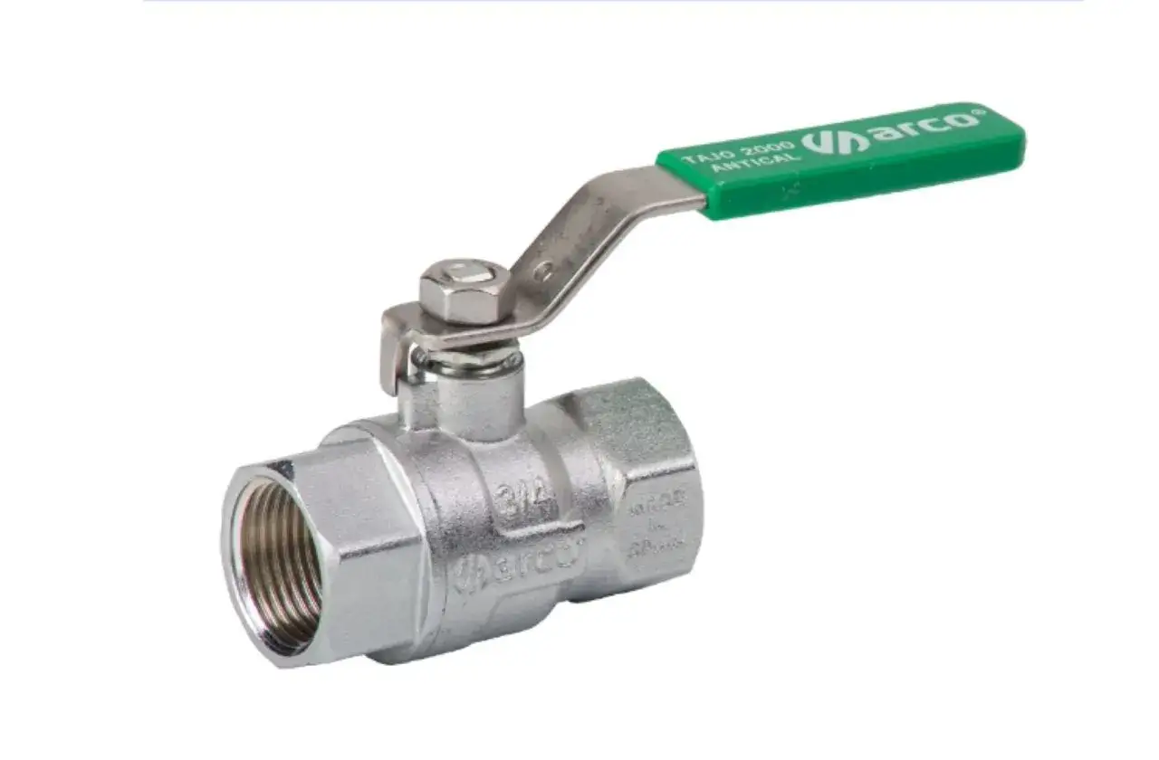 Llave de paso de latón con mango verde, ideal para cambiar una llave de paso empotrada.
