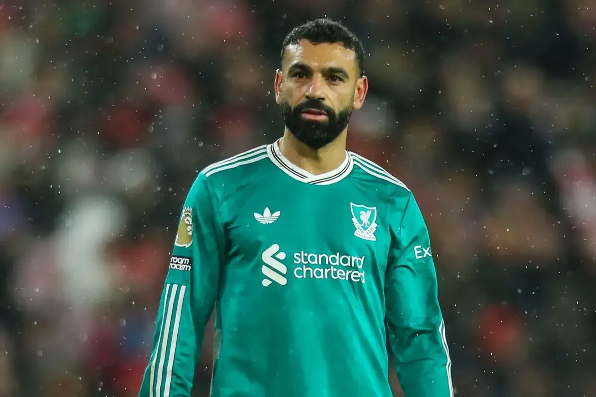 Mohamed Salah w zielonej koszulce Liverpoolu, symbol jego obecności w klubie, która jest kluczowa dla transferów Liverpool.