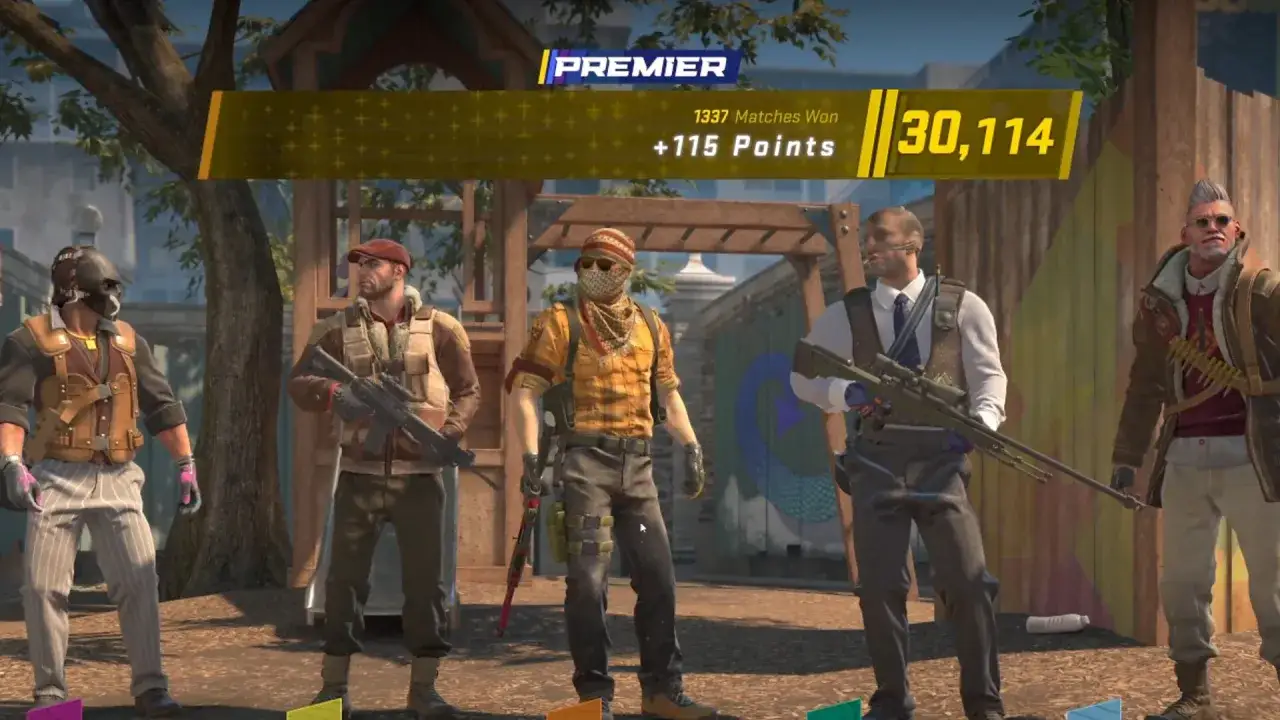 Pięciu graczy z gry Counter-Strike 2, w tym jeden z karabinem snajperskim, na tle ekranu z wynikami.