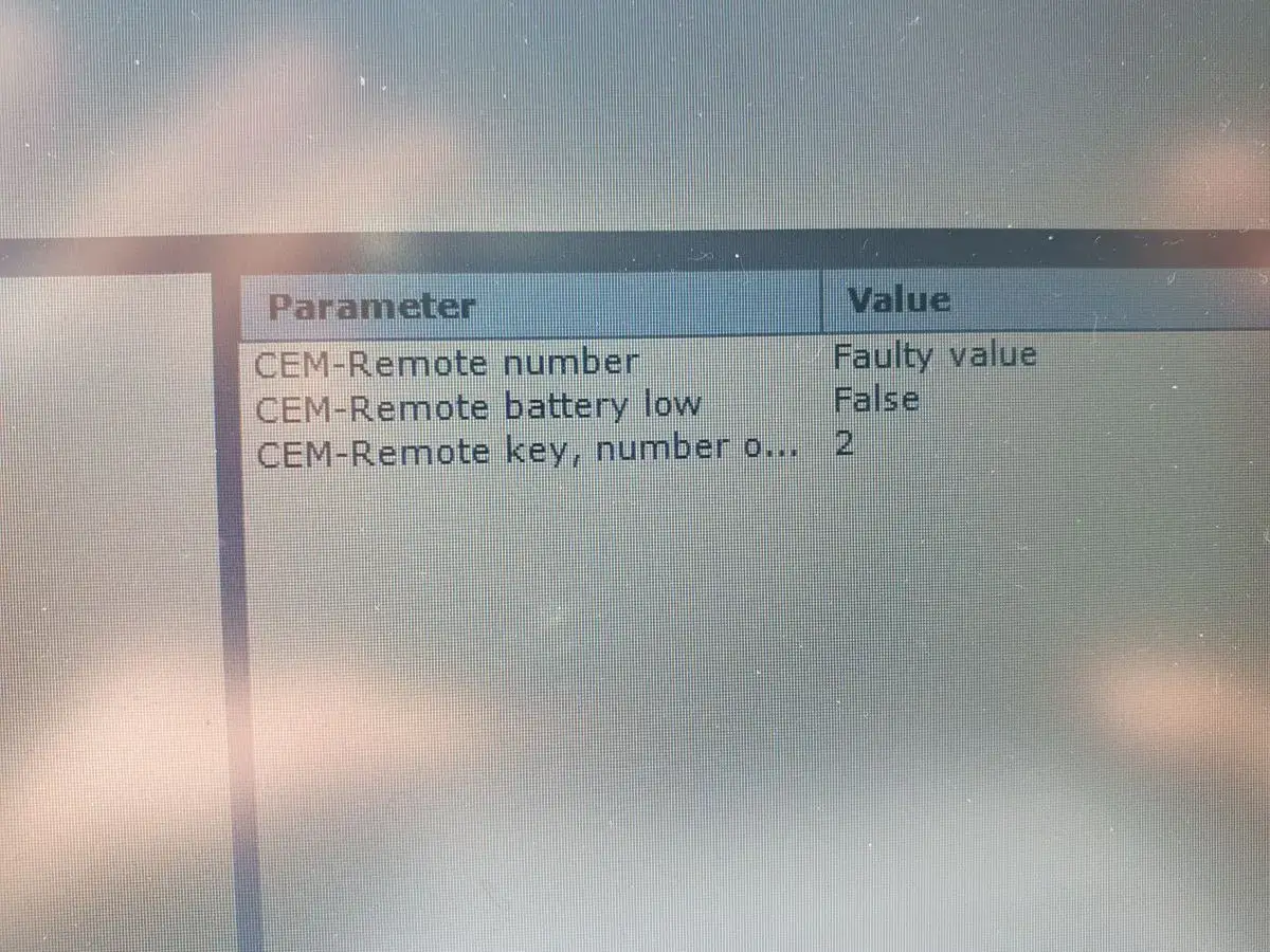 Parametry kluczyka Volvo V50: numer zdalny, niski poziom baterii, liczba kluczyków zdalnych.