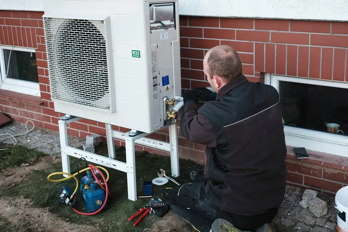 Instalacja pompy ciepła, która jest jednym ze sposobów, czym ogrzewają domy w Szwecji.