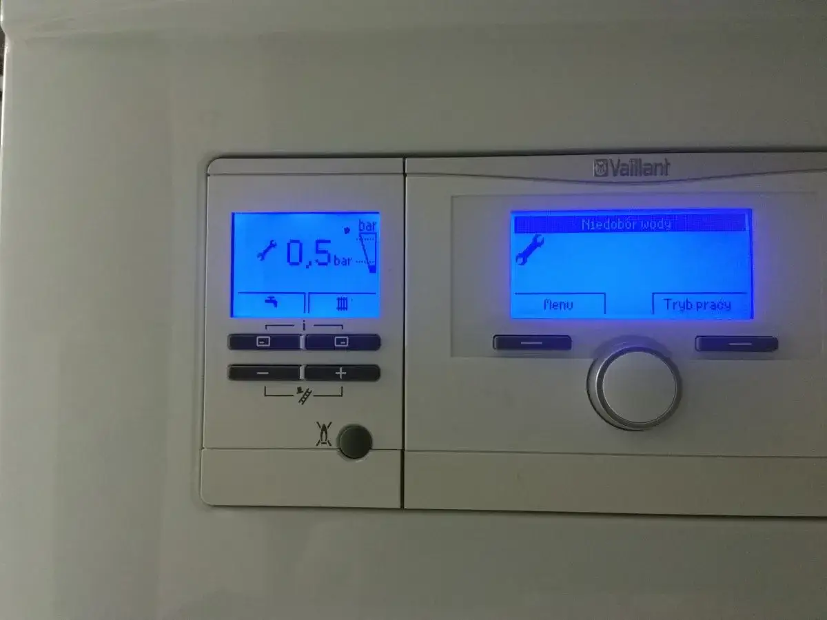 Wyświetlacz pieca Vaillant Ecotec Plus pokazuje niski poziom wody (0,5 bar). Aby dolać wody, należy skorzystać z pokrętła i przycisków.