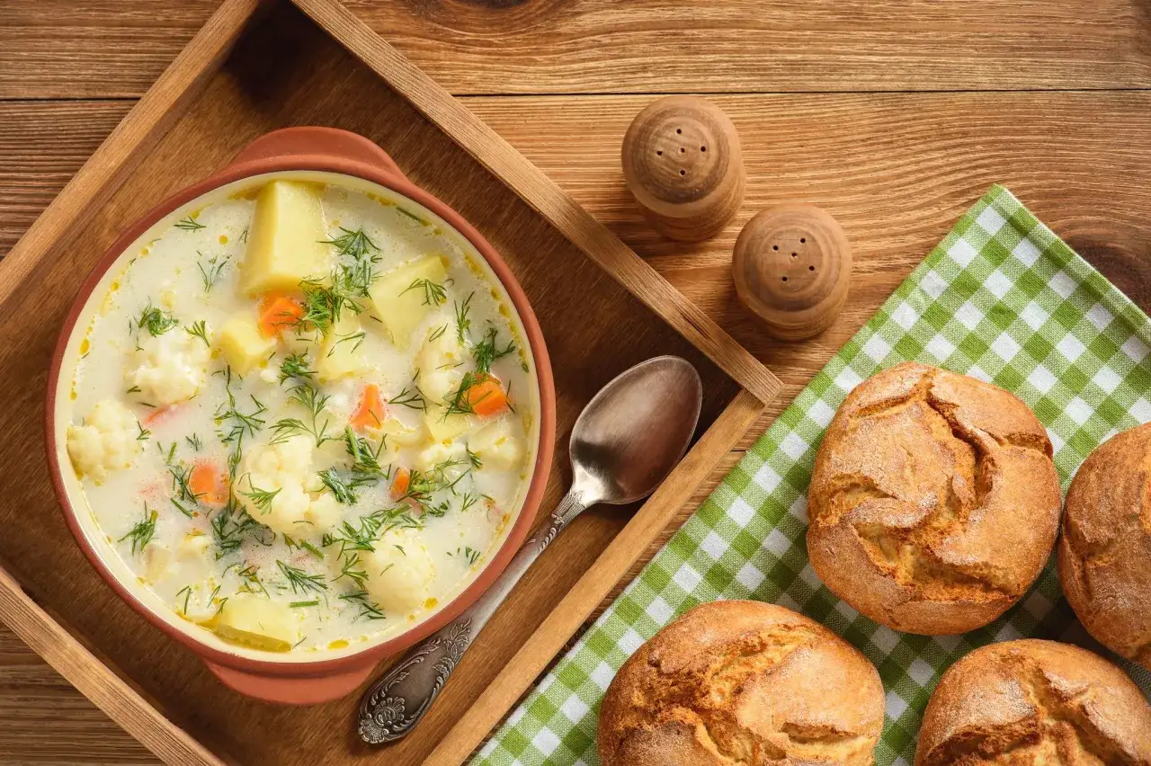 Zupa kalafiorowa jak u babci - przepis na smak dzieciństwa
