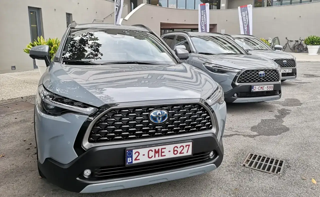 Szare Toyoty Corolla Cross 2025 stoją obok siebie.