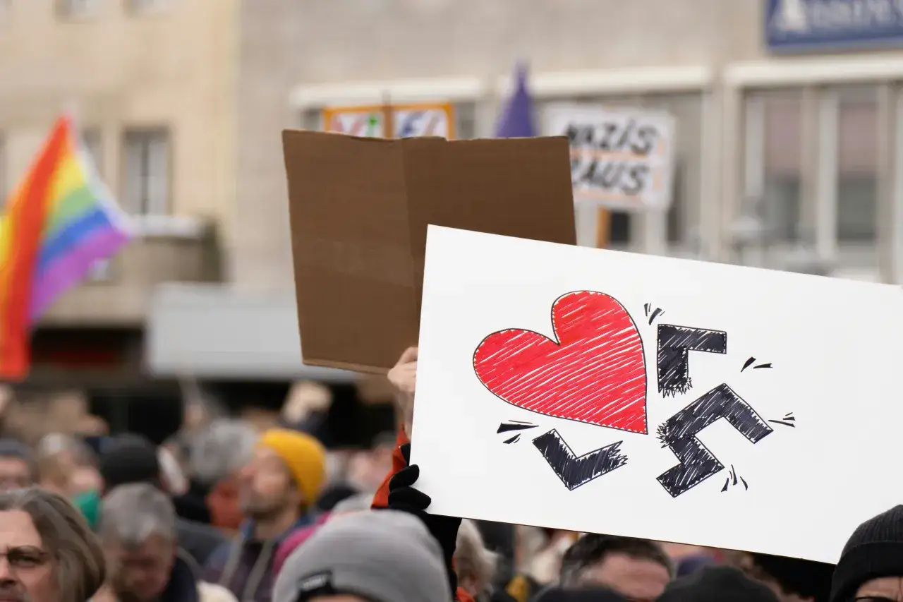 Poznaj zakazane znaki nazistowskie, które wstrząsnęły światem