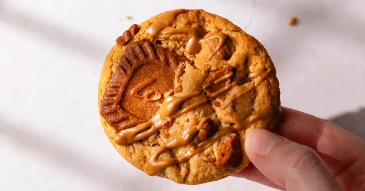 Un biscuit au speculoos, généreusement garni de morceaux et nappé d'une sauce caramel.