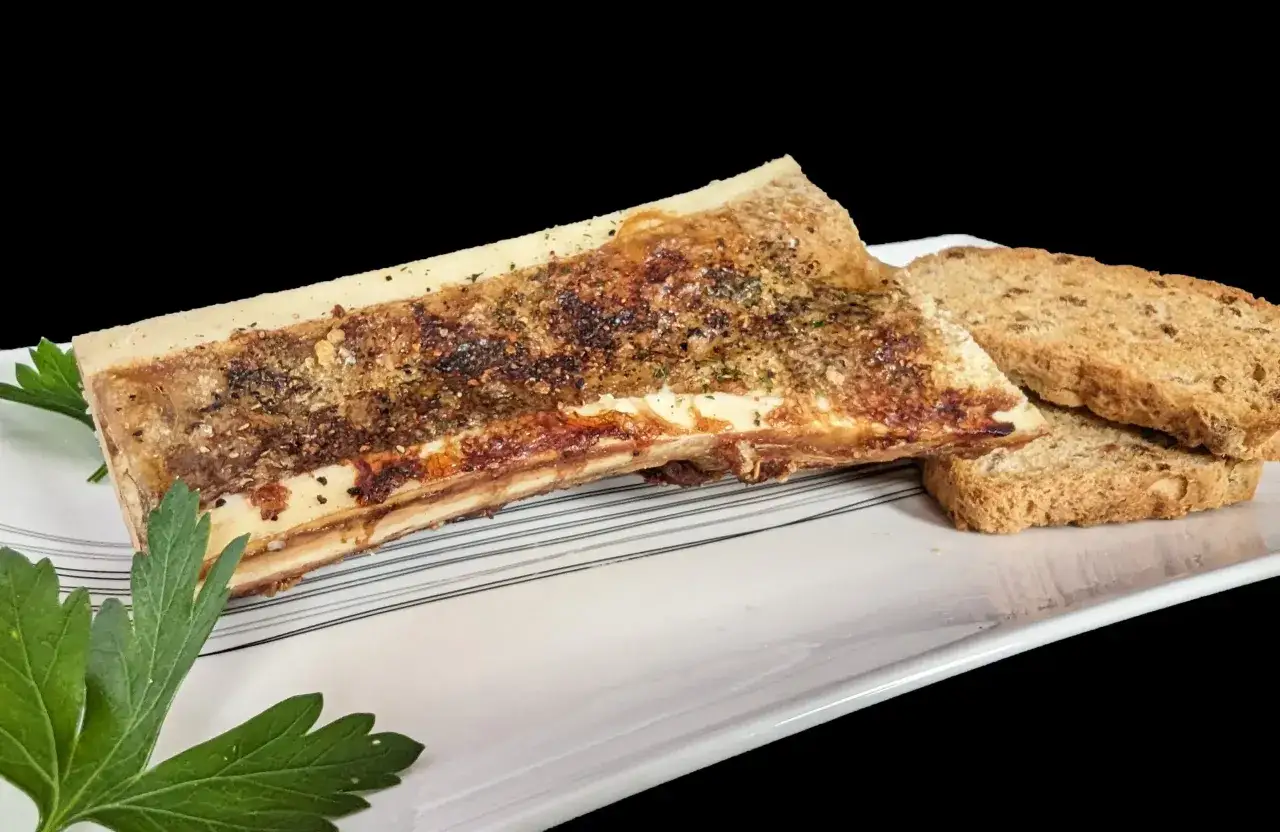 Os à moelle rôti, assaisonné et servi avec des toasts croustillants. Une recette os à moelle gastronomique à savourer.