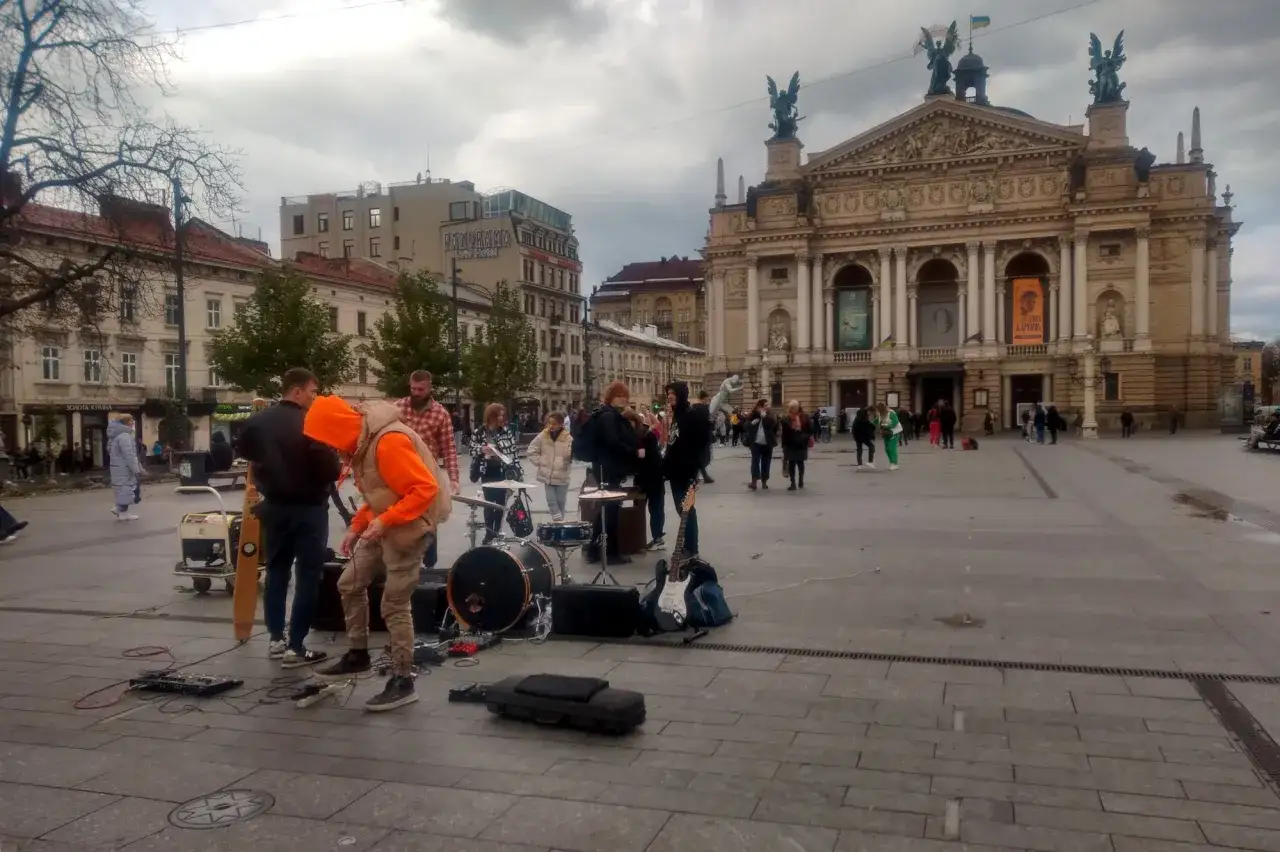 Na placu przed Operą Lwowską zespół przygotowuje się do występu. Czy jest bezpiecznie we Lwowie? Tak, życie toczy się normalnie.