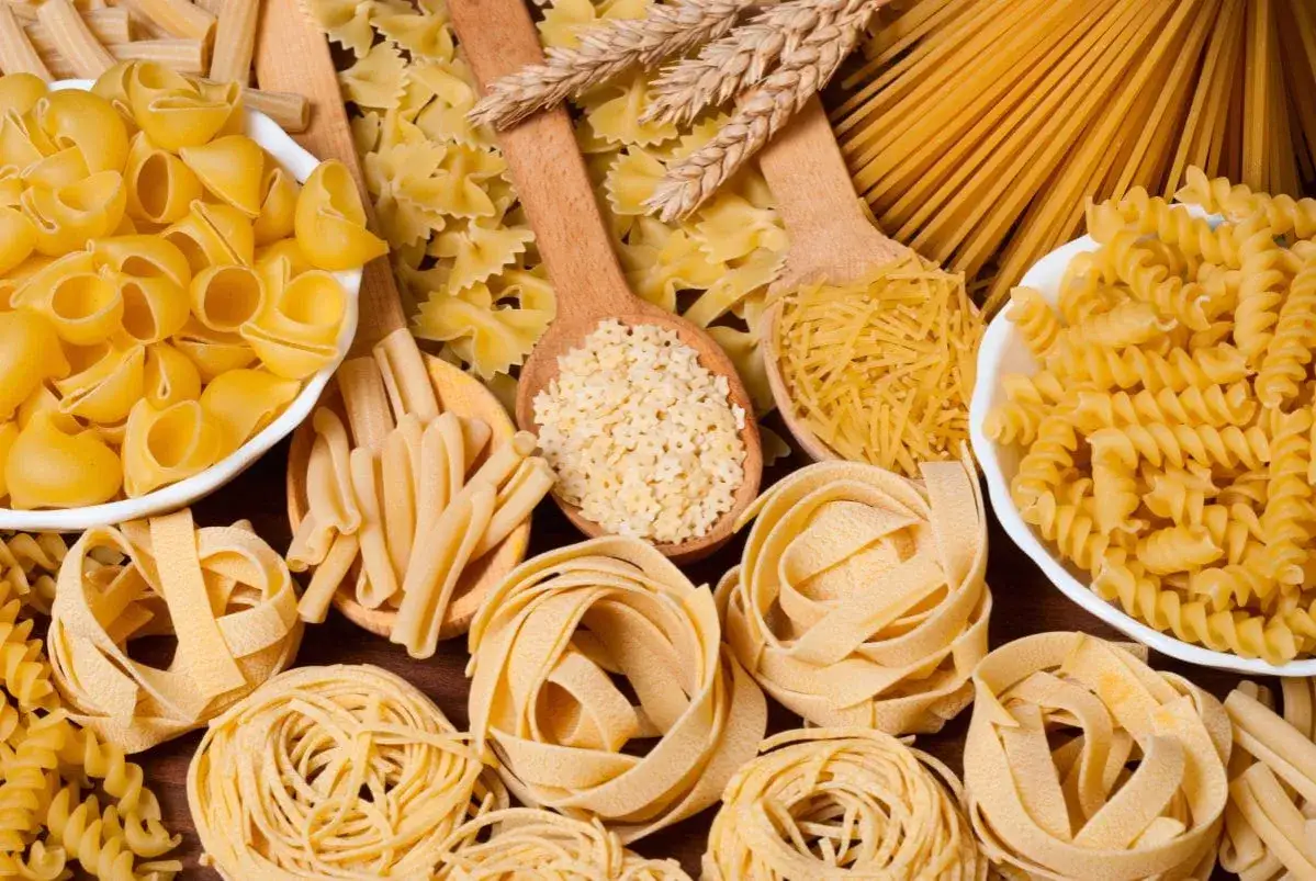 Bogactwo makaronów: od delikatnych gwiazdek, przez rurki, farfalle, aż po długie **linguine a spaghetti**.