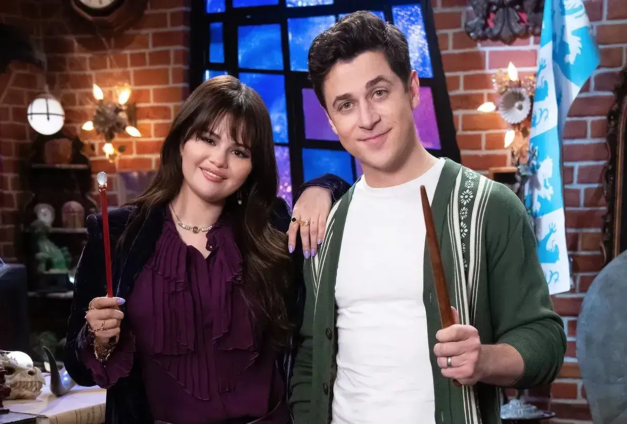 Alex i Justin Russo, czarodzieje z Waverly Place 2024, gotowi na nowe magiczne przygody.