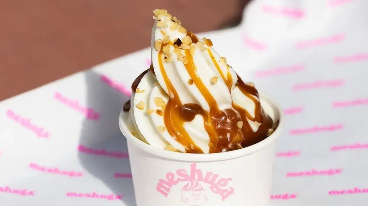 Glace à l'italienne maison onctueuse, nappée de caramel et parsemée de noisettes croquantes. Un délice !