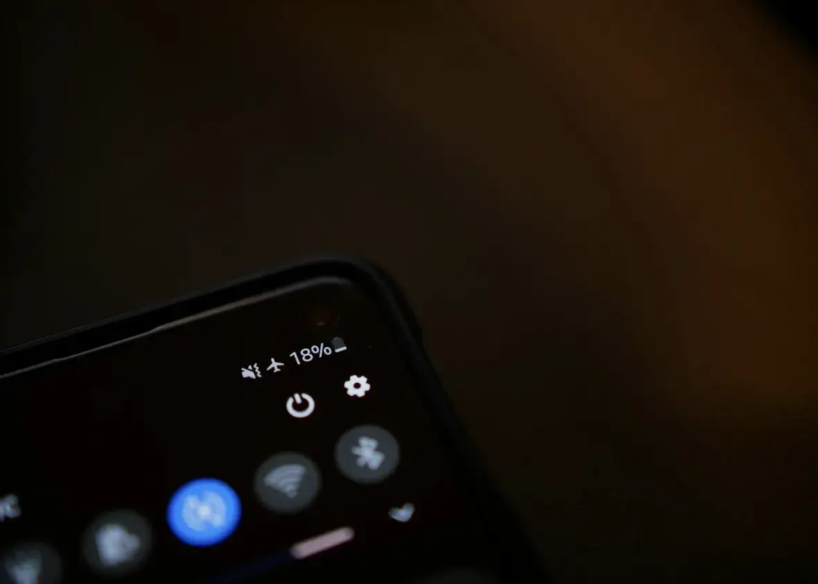 Używanie telefonu w samolocie – co wolno, a czego lepiej unikać?