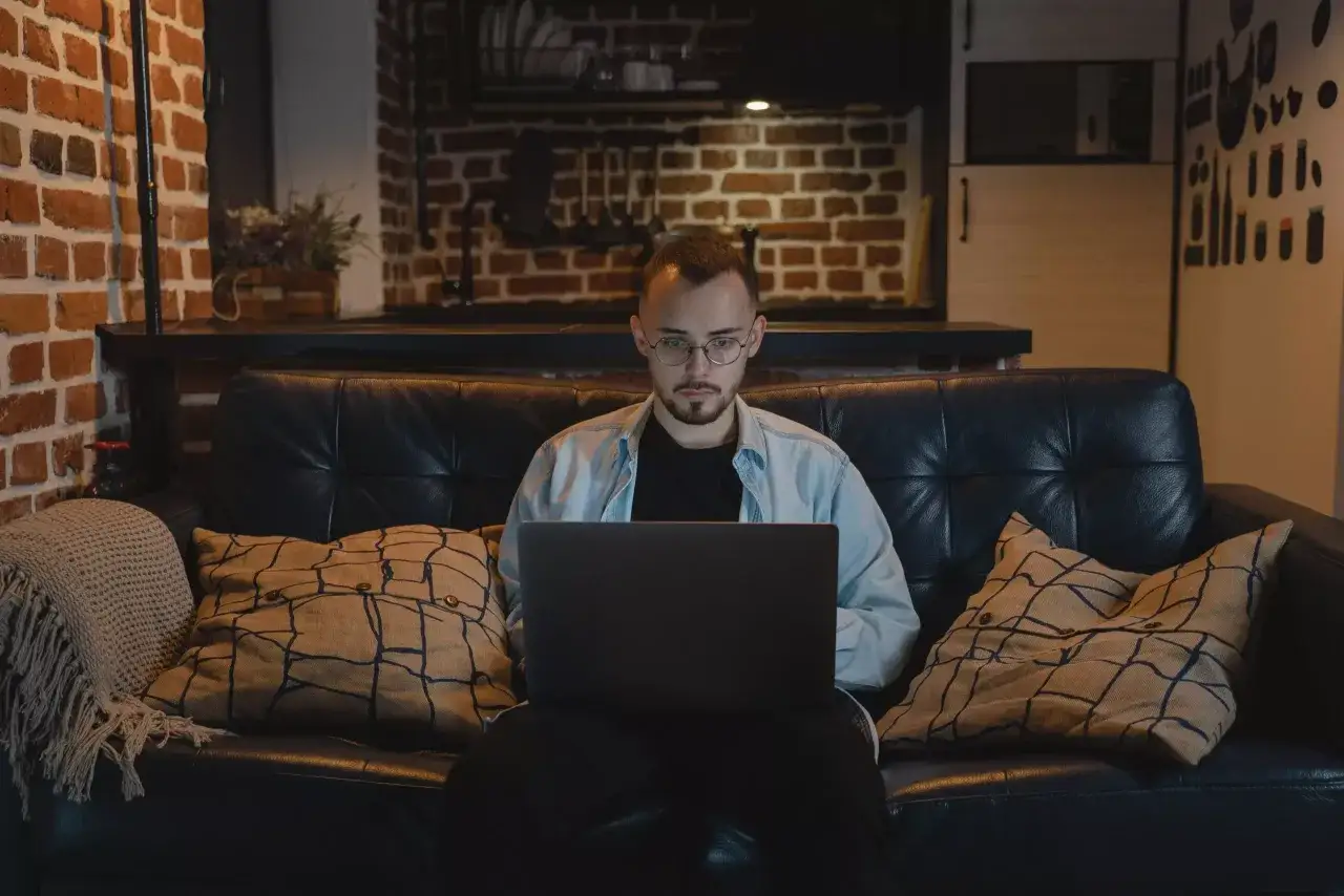 Jak zarabiać na sztucznej inteligencji: sprawdzone metody i wyzwania