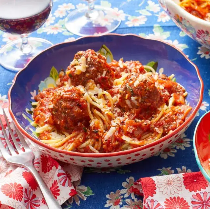 Najlepszy przepis na spaghetti i klopsiki, który zaskoczy Twoje kubki smakowe