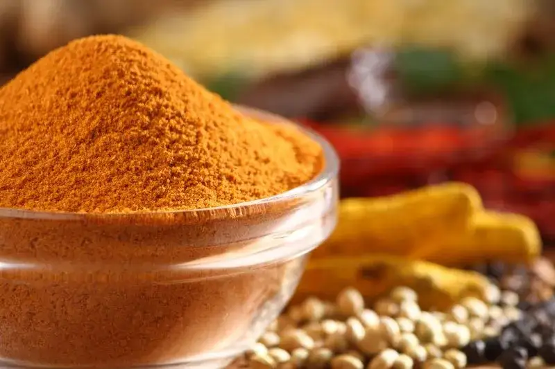Czym się różni kurkuma od curry? Poznaj kluczowe różnice i zastosowania