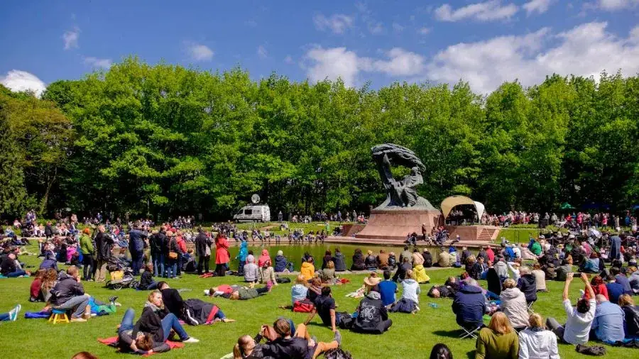 Ile trwa koncert chopinowski w Łazienkach? Poznaj szczegóły recitali.