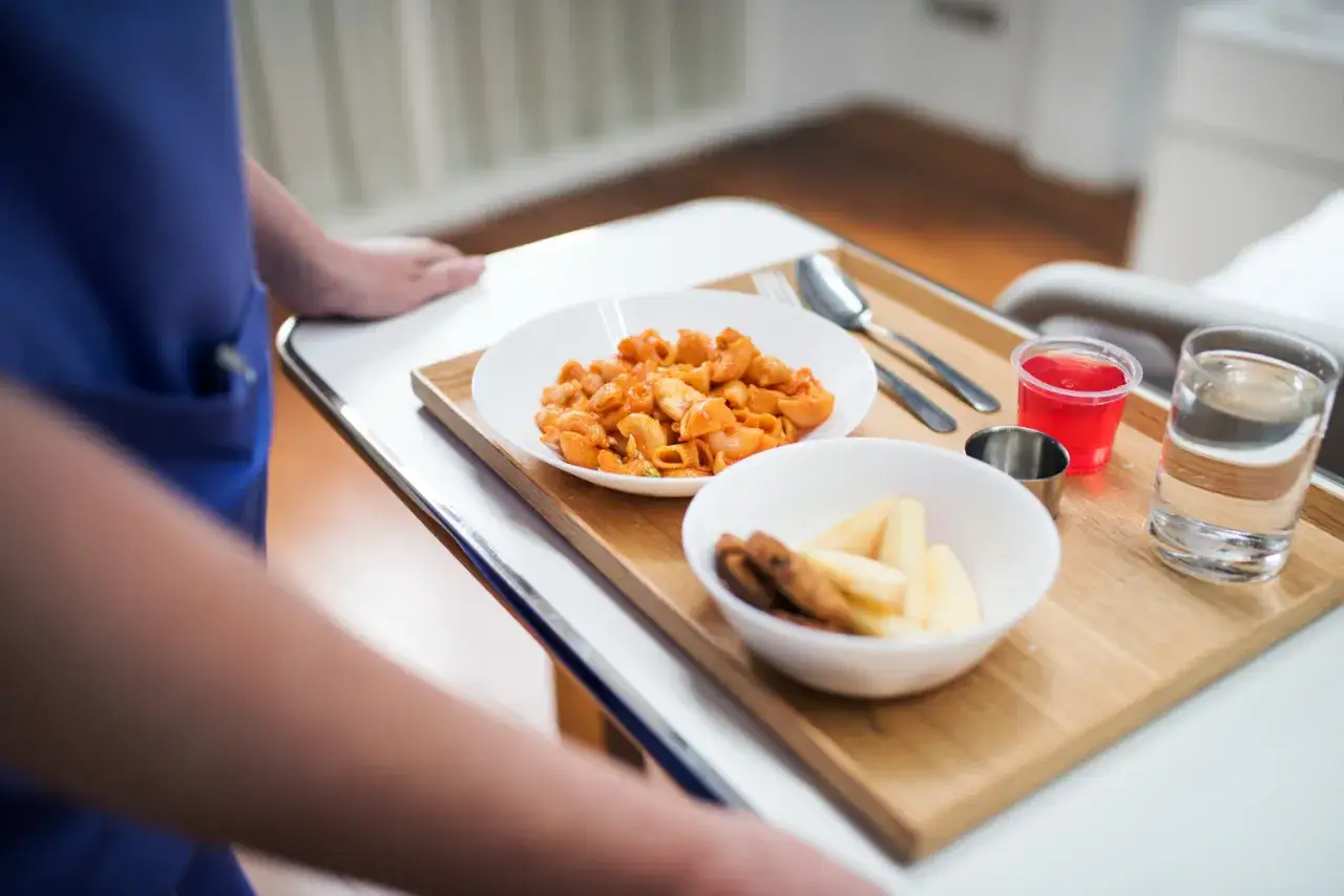Jak zorganizować catering dla szpitali – kluczowe zasady i wymagania