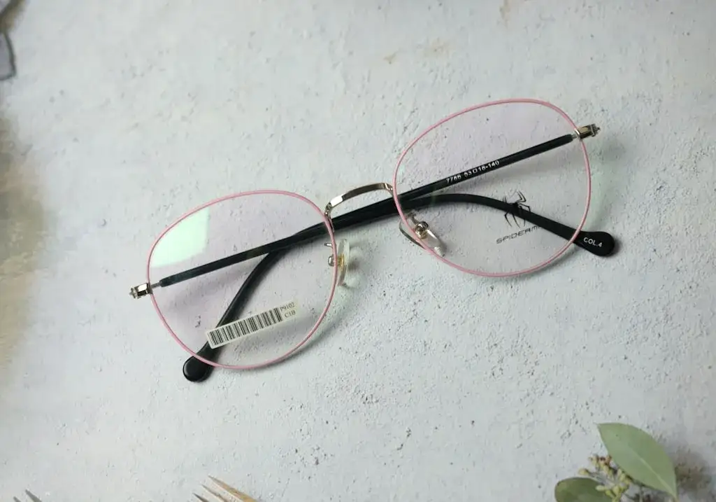 Czym różnią się okulary korekcyjne, przeciwsłoneczne i progresywne?