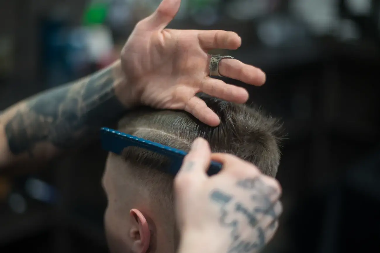 Najmodniejsze fryzury barbera: Inspiracje od mistrza stylu