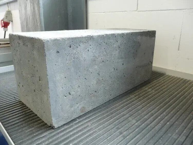 Czy sam cement z wodą zwiąże? Kluczowe informacje o procesie wiązania