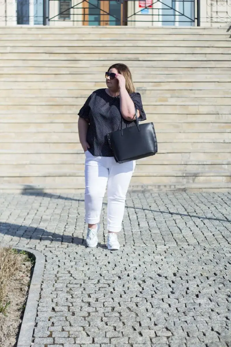 Białe spodnie plus size: modne stylizacje, które pasują do każdej sylwetki