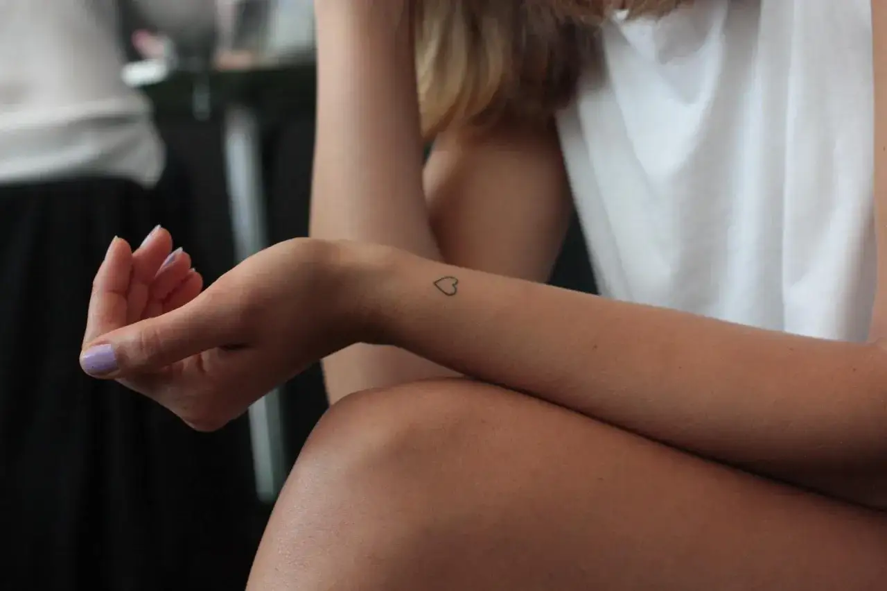 Tatuaż serce na nadgarstku znaczenie – co symbolizuje i dla kogo
