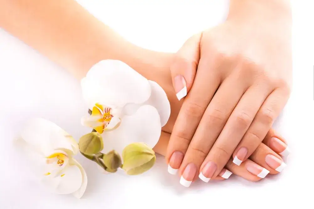 French co to znaczy paznokcie? Poznaj tajemnice manicure francuskiego