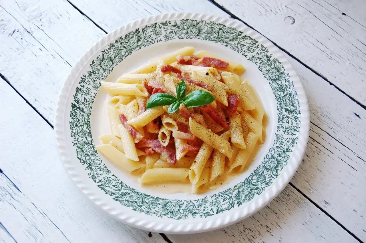 Penne carbonara – przepis na idealny makaron bez zbędnych dodatków
