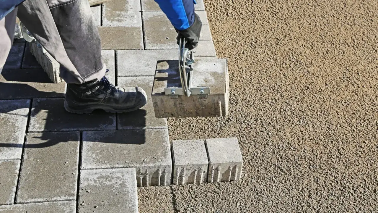 Cena podsypki pod kostkę brukową: Koszty i rodzaje materiałów