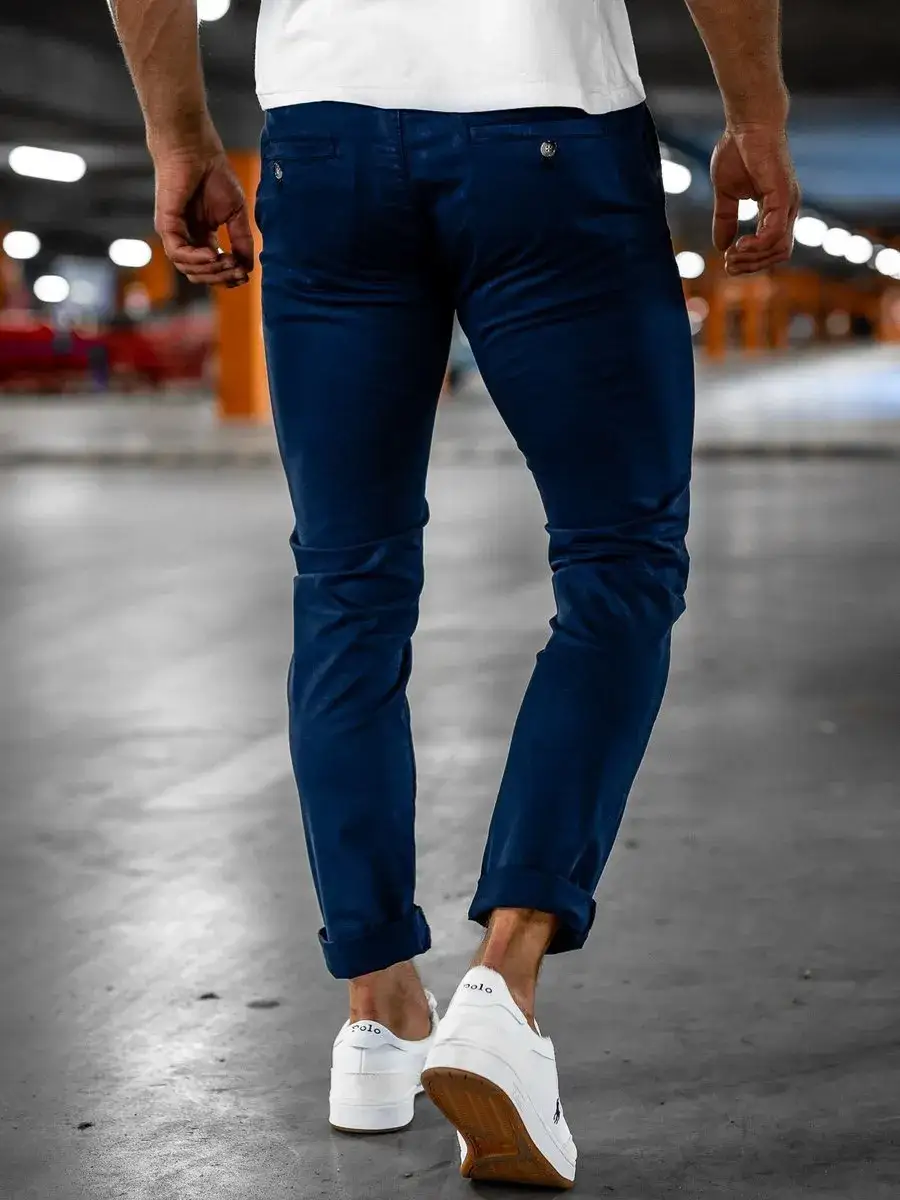 Granatowe chinosy męskie: 7 stylizacji na każdą okazję
