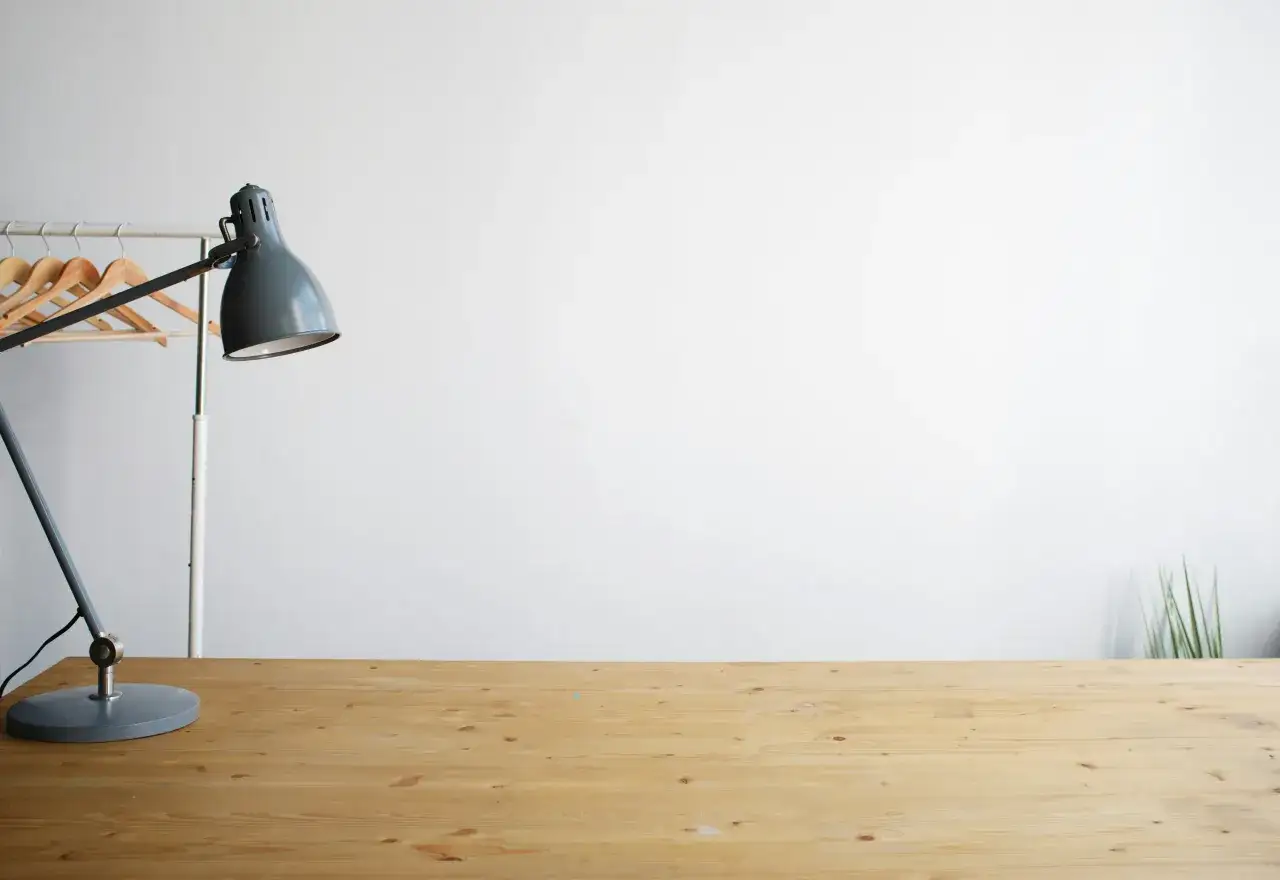 Biurka nowoczesne – jak wybrać idealne miejsce pracy do biura i home office?