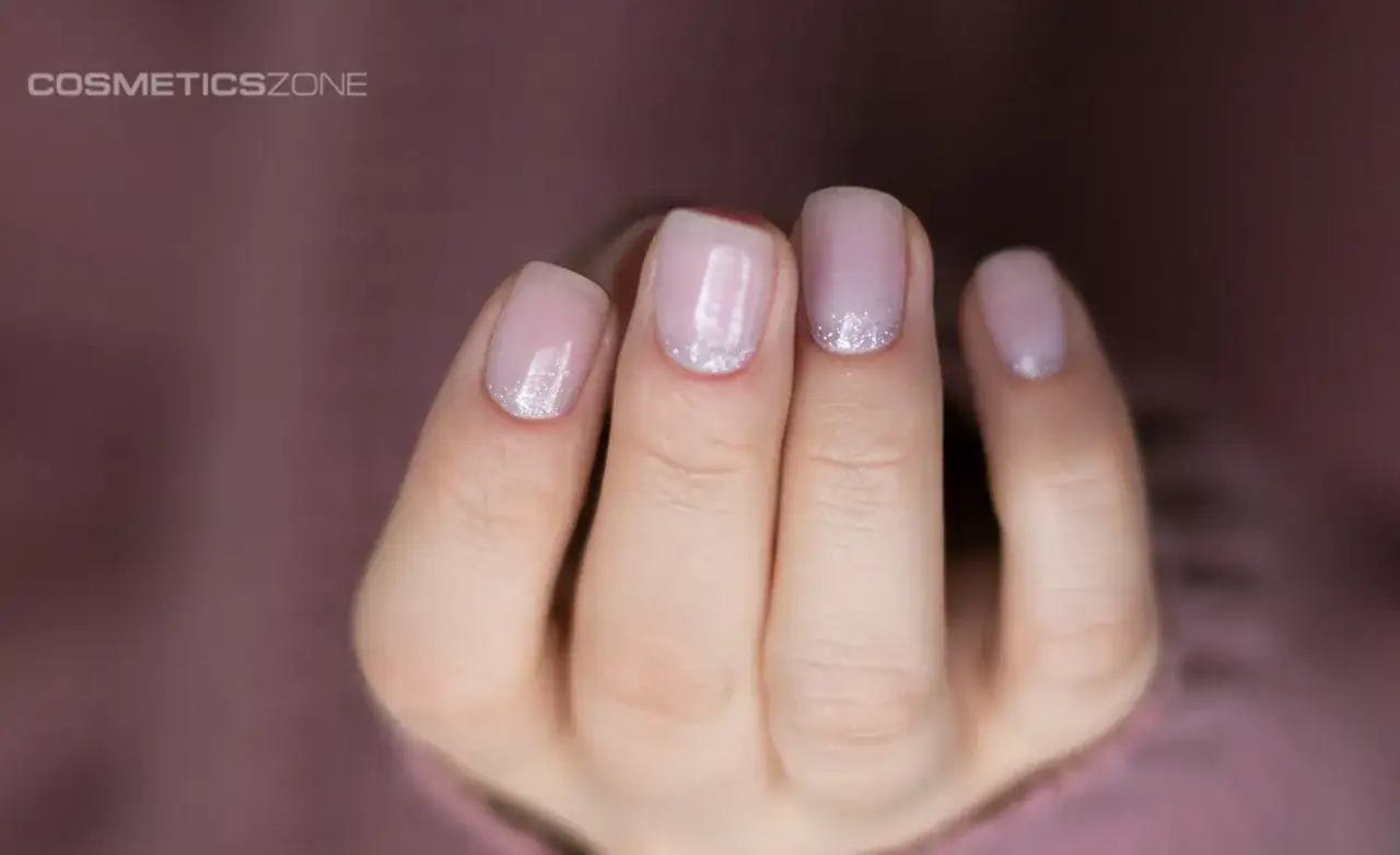 Baza, lakier, top, efekty specjalne – jak prawidłowo warstwować produkty od Cosmetics Zone, żeby manicure przetrwał jak najdłużej?
