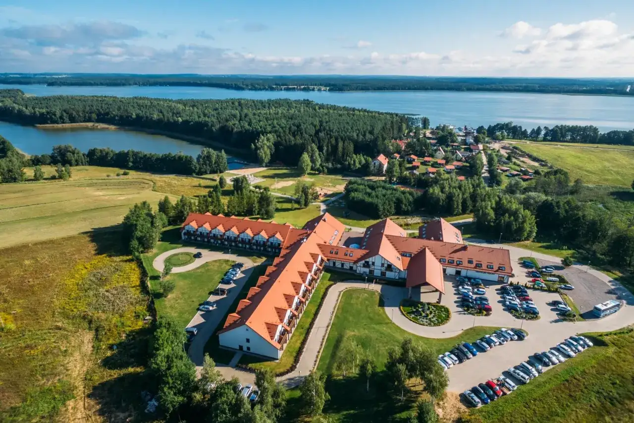 Hotel na Mazurach z widokiem na jezioro – jak wybrać miejsce na wypoczynek dla par i rodzin