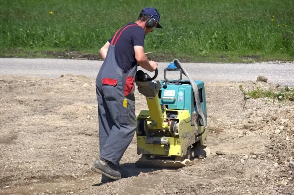 Wybierz najlepszą zagęszczarkę do fundamentów - kluczowe parametry i porady