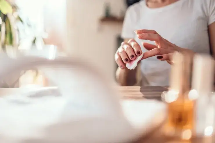 Jak usunąć manicure hybrydowy? Skuteczne metody bez uszkodzeń