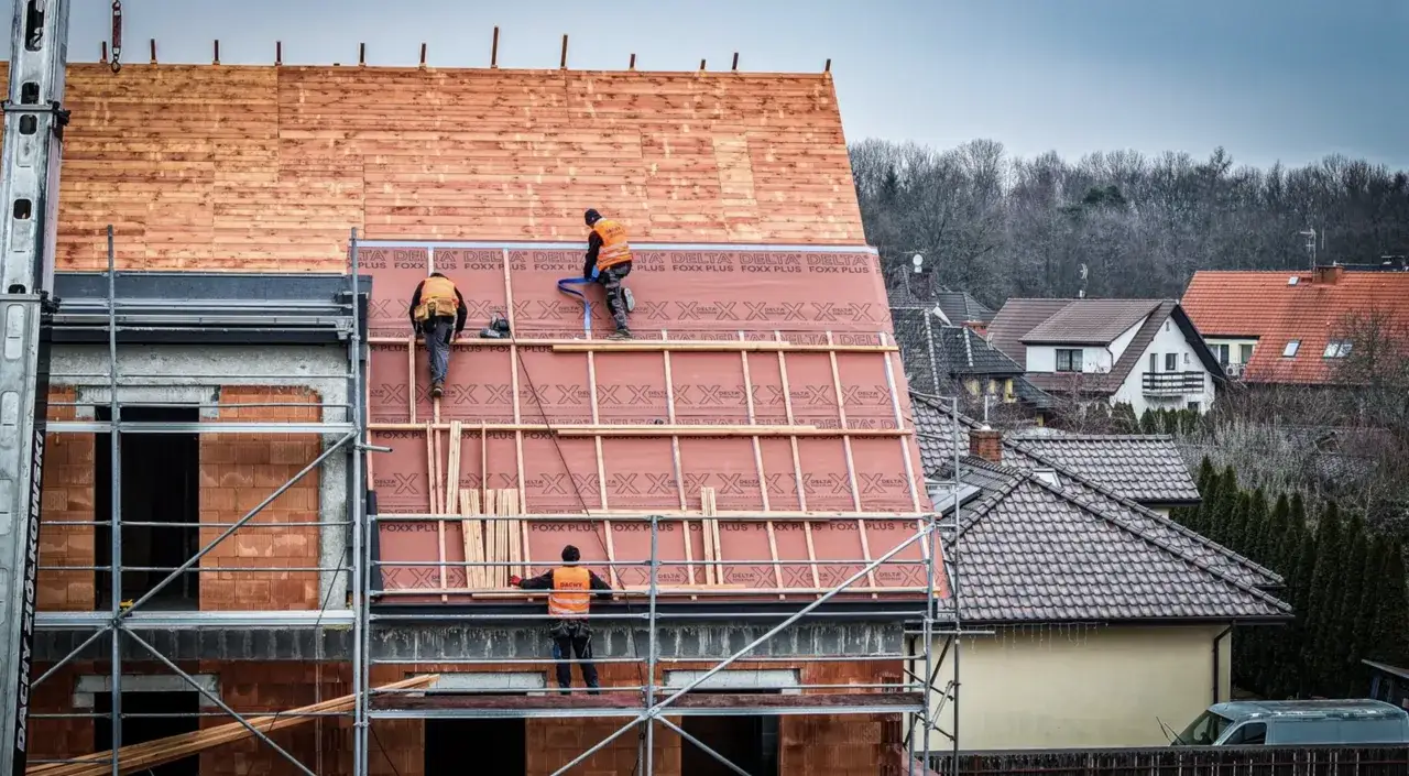 w przypadku pełnego deskowania nie trzeba od razu montować pokrycia głównego
