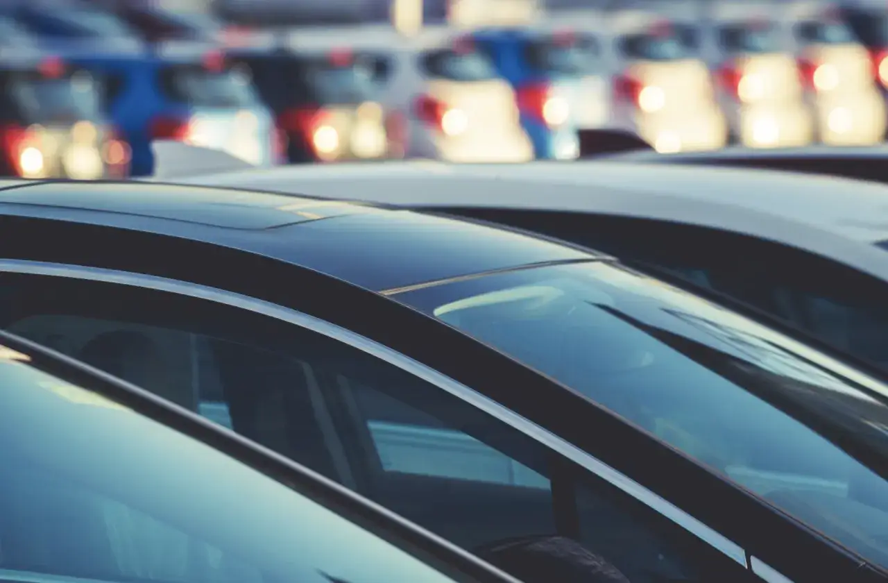 samochody poleasingowe ustawione w rzędach na parkingu