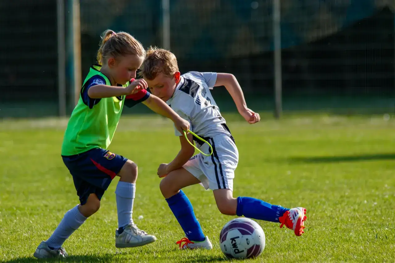 Profesjonalny trening piłki nożnej pod okiem szkoleniowca
