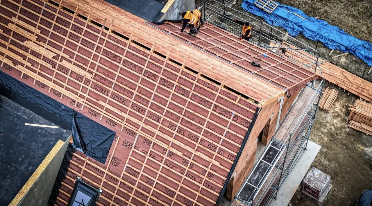 jak poprawnie wykonać deskowanie dachu ze świeżego drewna