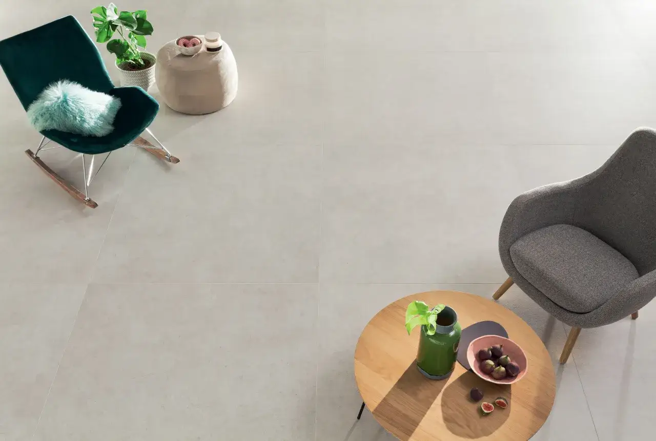 Podłoga w kąciku wypoczynkowym na tarasie – płytki wielkoformatowe Aulla od Grupy Tubądzin