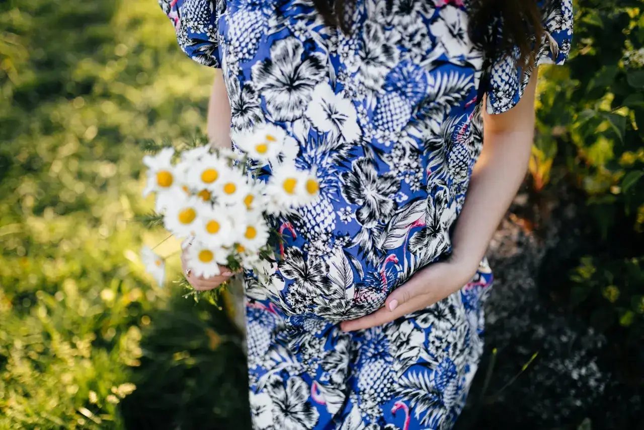 mocny akcent kwiatowy w stylizacjach