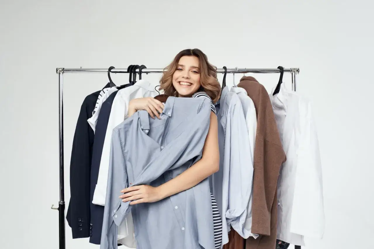 kobieta mierzy ubrania ze swojej garderoby