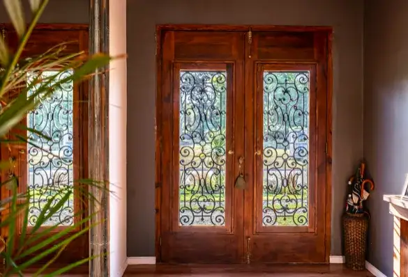 drewniane zewnętrzne drzwi z przeszkleniami